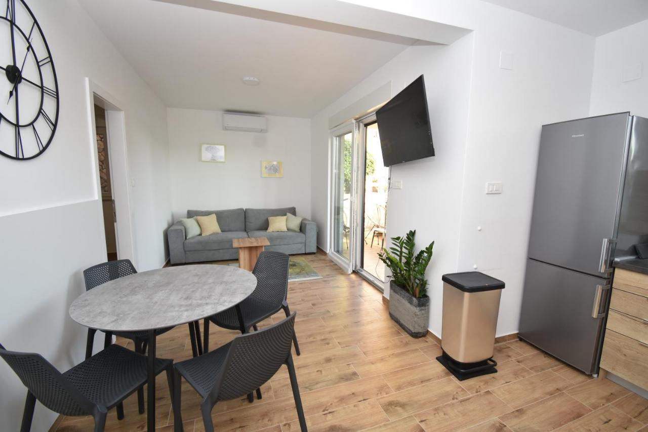 Apartman Bela Tisno Exteriör bild